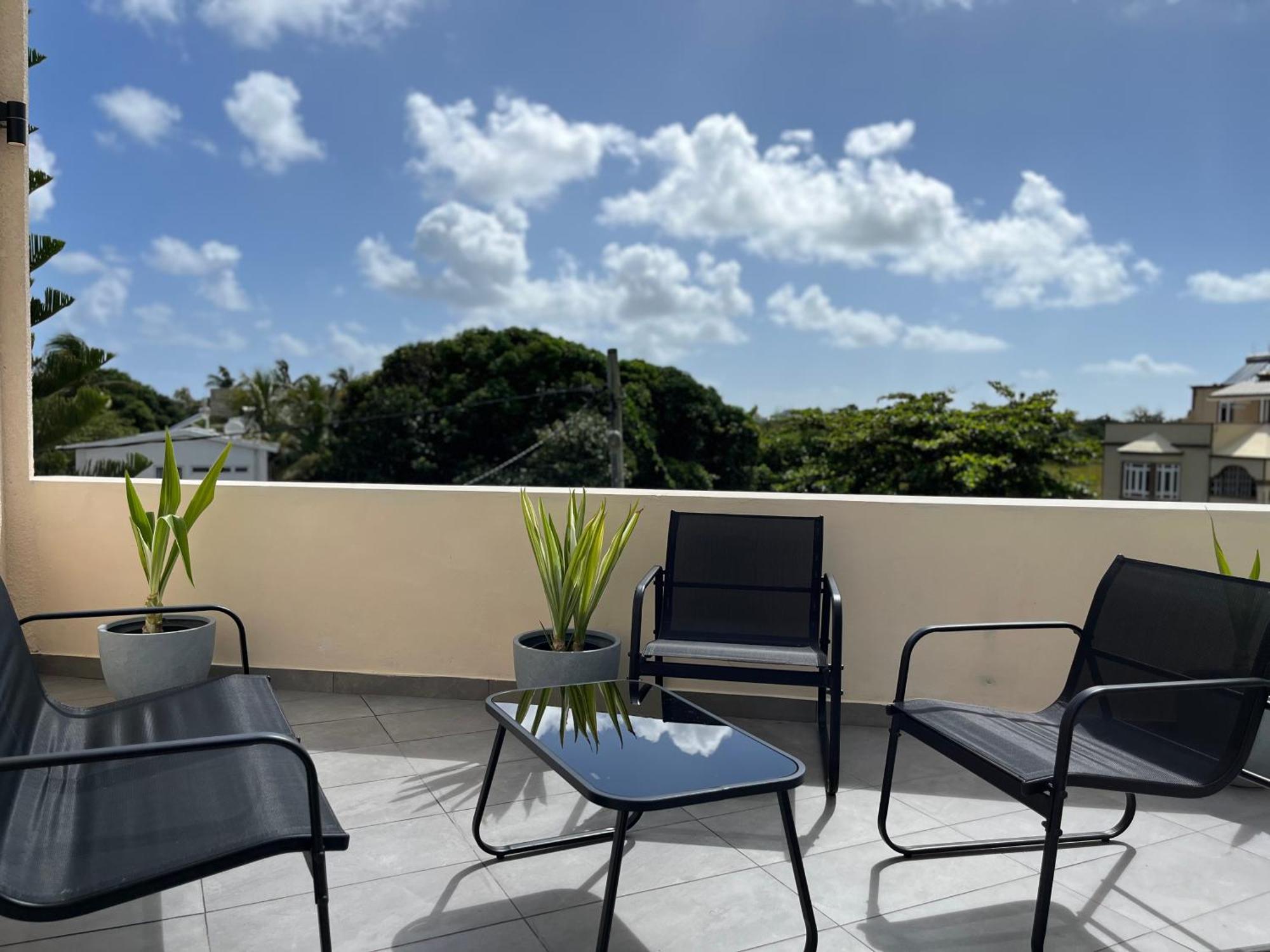 Cosy 2 Bedrooms Apts In Pereybere -Seasons Break Apartment Pereybere Beach Bagian luar foto